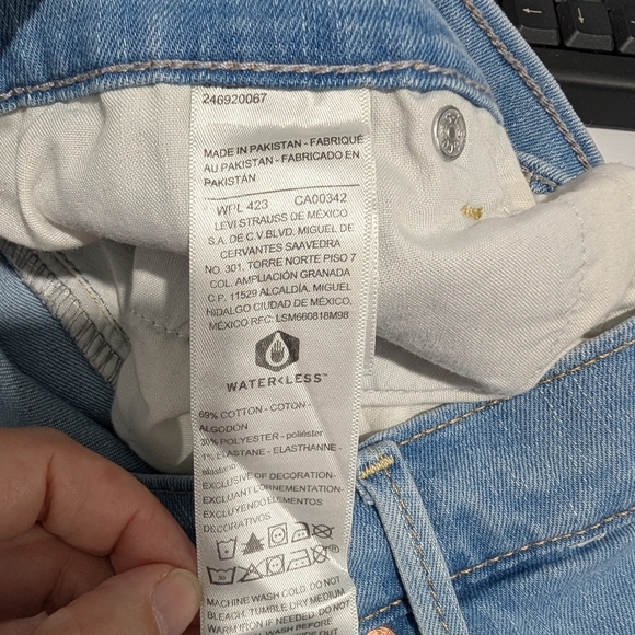 Signature by Levi Strauss Light Wash Denim Bermuda Shorts in Size 22 (W36) - Picture 10 of 12